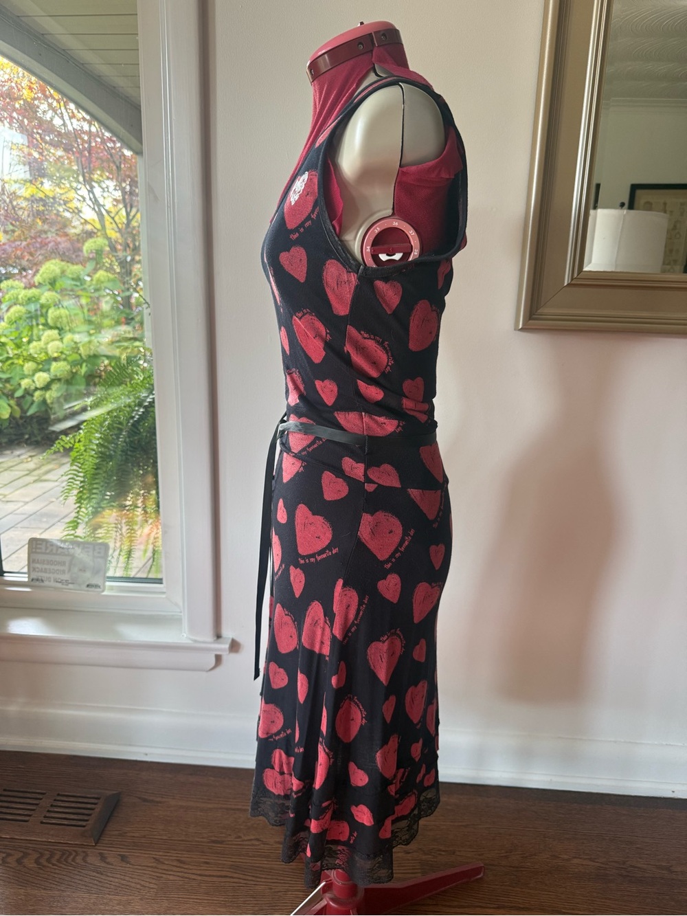 RED HEART PRINT SLEEVELESS DRESS - Picture 5 of 9